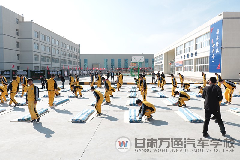  在甘肃万通，“豆腐块”是这样叠的