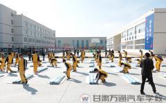  在甘肃万通，“豆腐块”是这样叠的