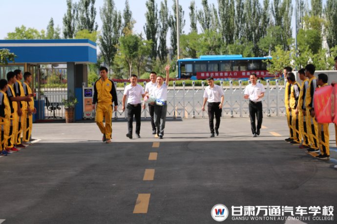 汽车行业专家莅临我校讲学，点亮未来前程