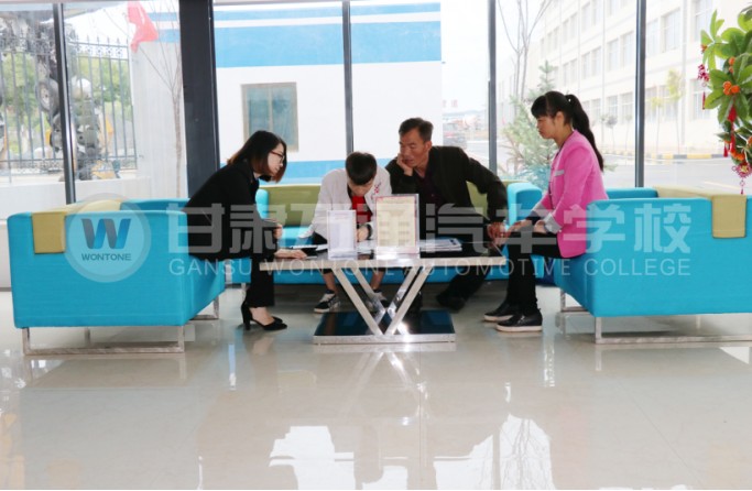 【新生说】生活不仅只有诗和远方，还有汽修