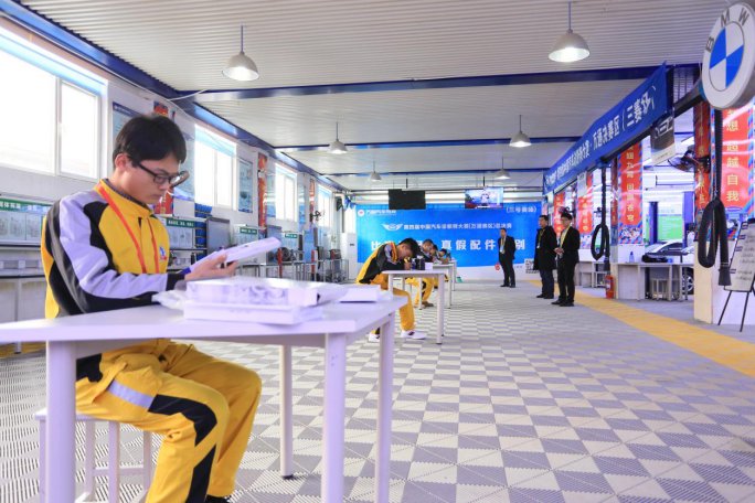 想学汽车维修，去学校？还是汽修厂？