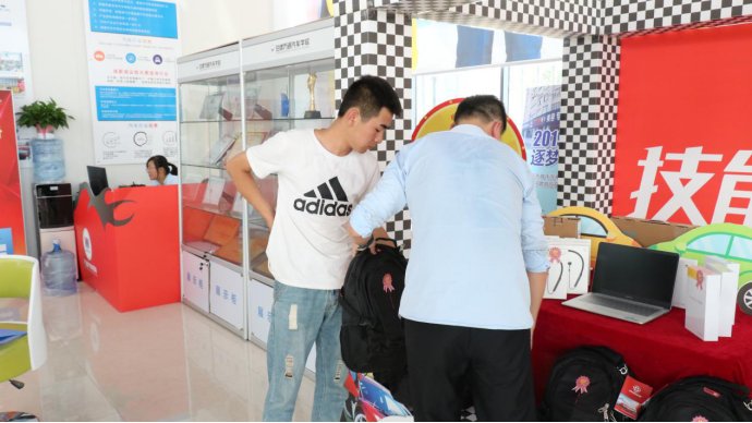 “领跑新学年”企业助学日，高端笔记本电脑免费领