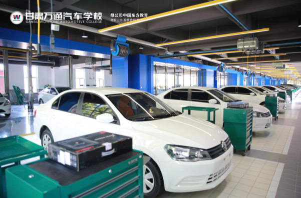 甘肃万通汽车学校解读：“超车看头，会车看尾”怎么理解