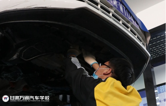 甘肃万通汽车学校教你：行驶中熄火怎么停车