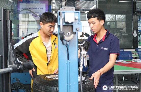甘肃万通汽车学校评理：车辆没及时修理，损失谁负责？