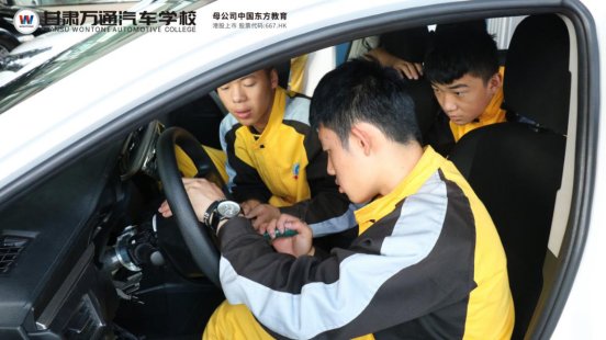 甘肃万通汽车学校解读：电子档杆真的比机械档杆好吗？