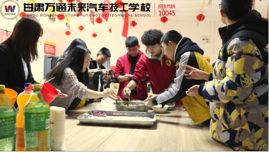 冬至如年 情满万通丨甘肃万通技工学校师生合作包饺子，温情暖寒冬