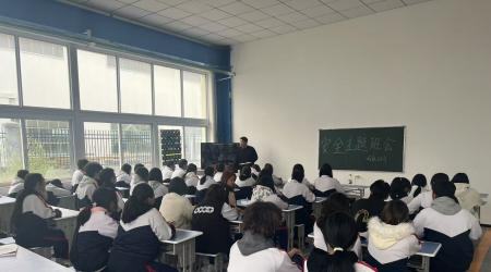 安全“课”不容缓  筑牢青春防护墙