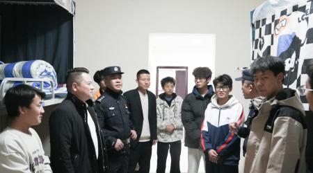 警校联动夜查护平安！甘肃万通筑牢校园安全“防护墙”