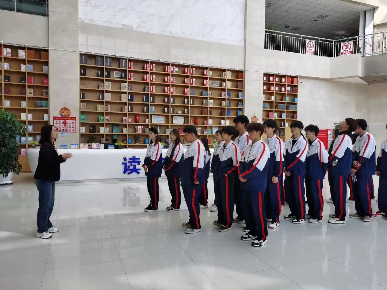 “与书为友，点亮青春”—— 甘肃万通师生走进兰州新区图书馆开启春日研学活动
